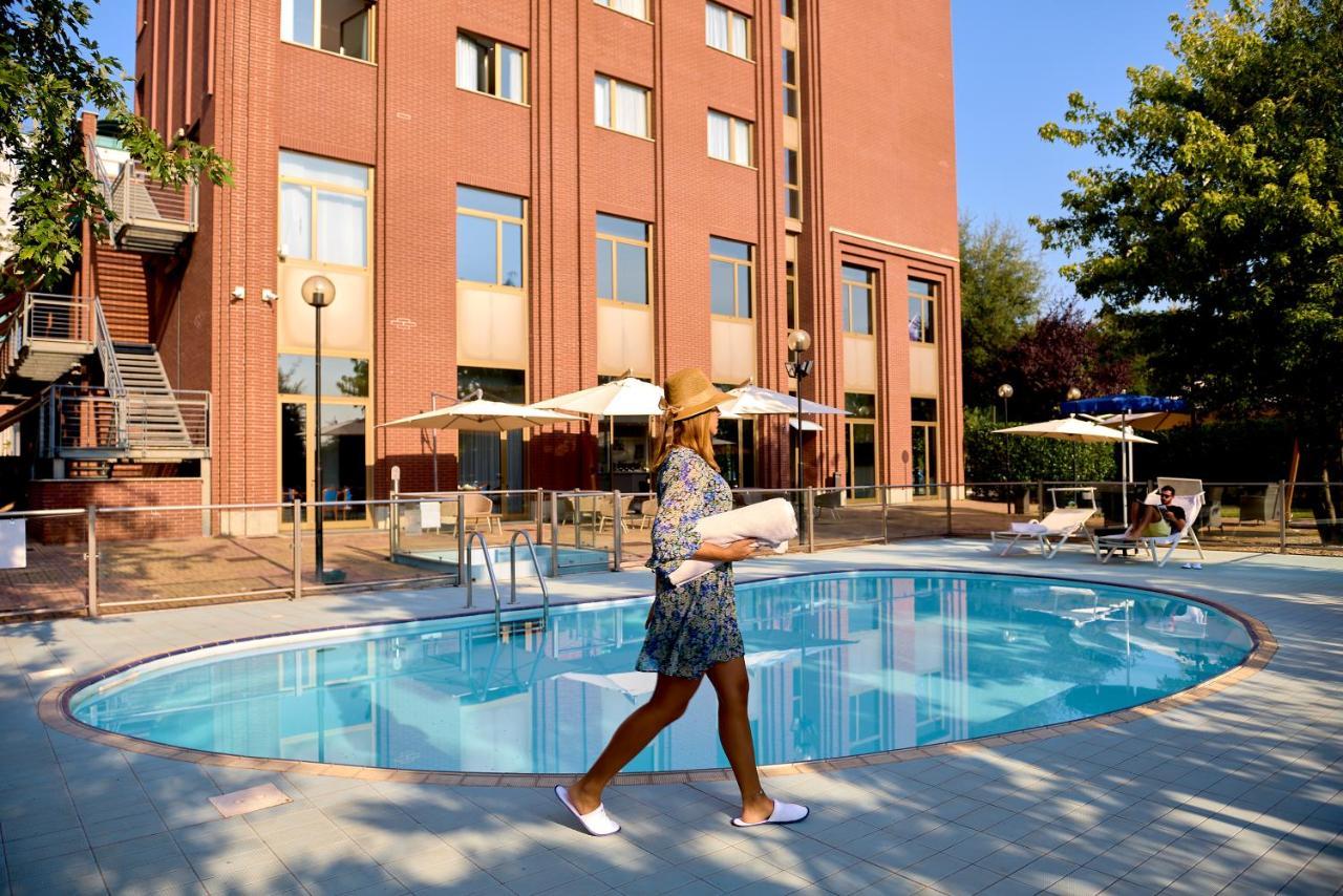 Novotel Torino Corso Giulio Cesare Exteriör bild